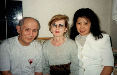 Ле Суан Ань со своей женой Натальей Алексеевной Захаровой и сестрой Ан в квартире в Санкт-Петербурге